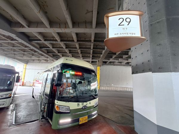 신세계사이먼 여주 프리미엄 아울렛으로 향하는 동부고속 소속 버스가 서울고속버스터미널 승강장에서 대기하고 있다[사진제공=신세계사이먼].
