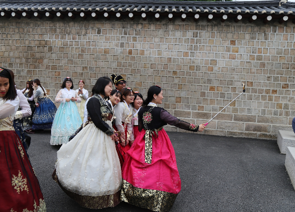 한복을 차려 입은 외국인 관광객들이 서울 종로구 경복궁 인근에서 기념 촬영을 하고 있다. [사진제공=신세계면세점]
