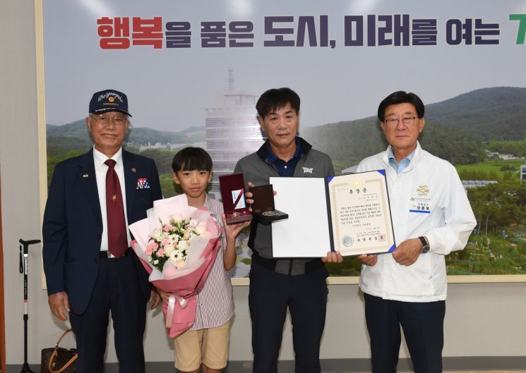 정종복 기장군수, 6·25참전용사 유족에 화랑무공훈장 전수