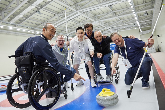 (사진 : 배동현 이사장이(좌측 세번째) 미니패럴림픽 스포츠나이트에서 IPC 앤드류 파슨스 위원장(우측 첫번째)을 비롯한 IPC · KPC 관계자들과 컬링 경기에 참여했다.)