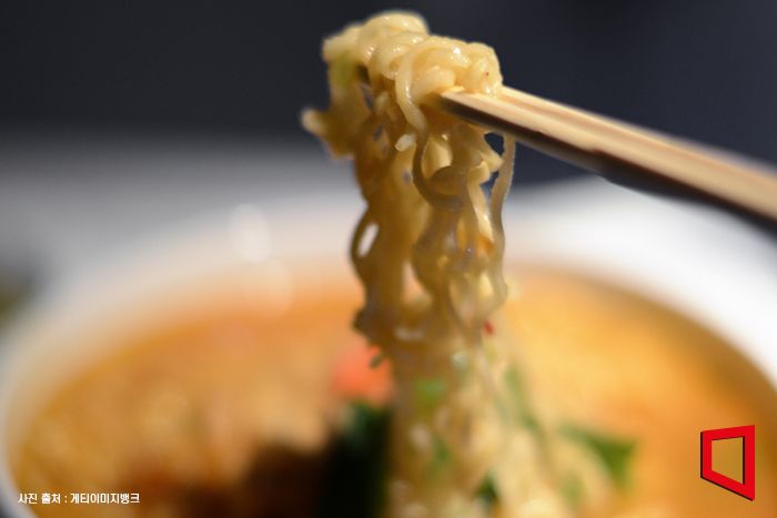 '밀가루 담합' 제분사 가격 재결정 요구…라면 소비자價 내리나