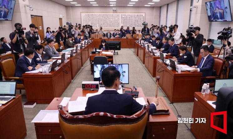 29일 국회에서 열린 법제사법위원회 전체회의에서 김도읍 위원장이 의사봉을 두드리고 있다. 사진=김현민 기자 kimhyun81@