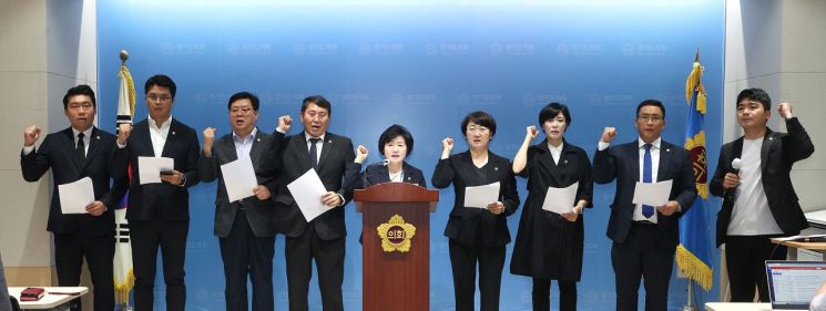 고양과 부천지역 경기도의원들이 29일 경기도의회 브리핑룸에서 대곡-소사선 개통식 규탄 성명서를 내고 기자회견을 하고 있다.