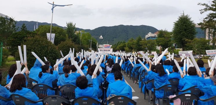 전교조 경남지부가 경남교육청 앞 도로에서 영양교사대회를 열고 있다. [사진=이세령 기자]