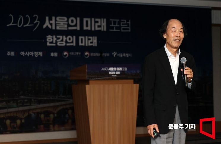 강병근 서울시 총괄건축가가 29일 서울 중구 프레스센터에서 열린 '2023 서울의 미래 포럼 : 한강의 미래'에 참석, 한강의 미래 가치라는 주제로 강연을 하고 있다. 사진=윤동주 기자 doso7@
