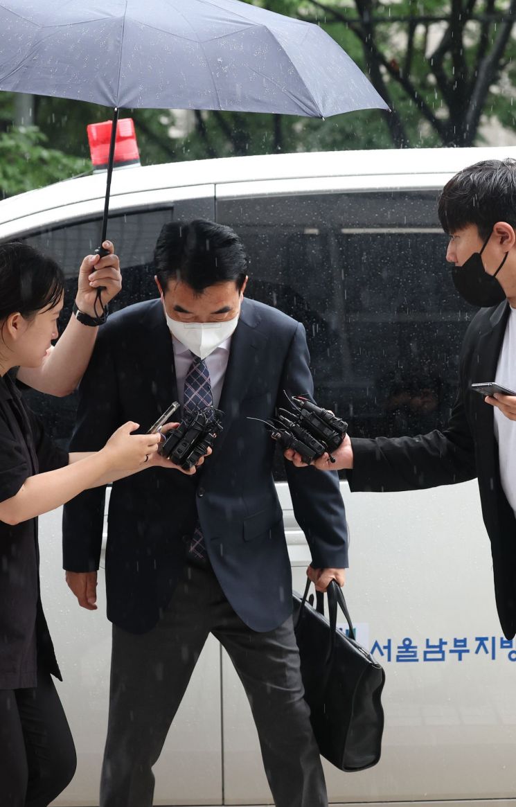 檢, '빗썸 주가조작 연루' 원영식 초록뱀그룹 회장 구속기소