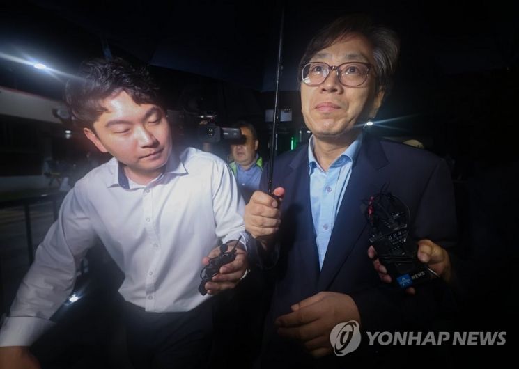 박영수 특별검사의 최측근 양재식 전 특검보가 30일 새벽 구속영장이 기각돼 경기도 의왕 서울구치소에서 나가고 있다.