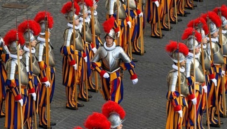 로마 교황청에서 근무하는 스위스 근위부대의 모습. 16세기 스위스용병대의 복장을 갖추고 근무한다.[이미지출처=연합뉴스]