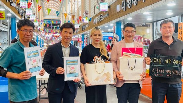 광주 서구 마을공동체, 재활용 쇼핑백 양동시장 상인회에 전달