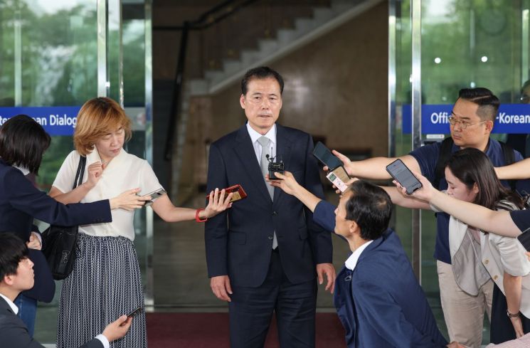 신임 통일부 장관 후보자에 지명된 김영호 성신여대 정치외교학과 교수가 30일 오전 인사청문회 준비 사무실이 마련된 서울 종로구 남북회담본부로 출근하며 취재진 질문에 답하고 있다. [이미지출처=연합뉴스]