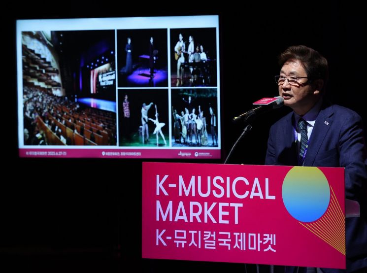 박보균 문화체육관광부 장관이 30일 오전 서울 종로구 세종문화회관 S씨어터에서 열린 K-뮤지컬 비전발표회에서 비전을 발표를 하고 있다. [이미지출처=연합뉴스]