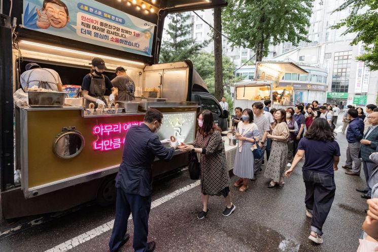 친절 한 스푼...김 구청장이 직원들에게 음식을 전달하며 한 해 동안 수고한 점을 격려했다.