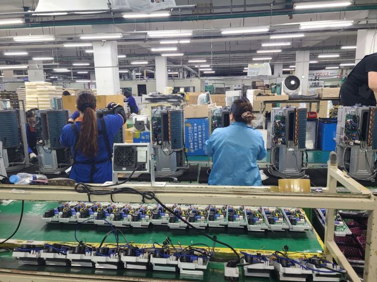 파세코 직원들이 창문형 에어컨 제조공장에서 작업하고 있다.
