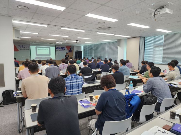 한국엔젤투자협회는 지난달 23일부터 25일까지 청주 오송읍 충북창조경제혁신센터에서 '제37기 전문개인투자자 양성 교육과정'을 진행했다. 고영하 협회장이 '4차 산업혁명 시대의 창업'이라는 주제로 교육생들에게 특강을 하고 있다.