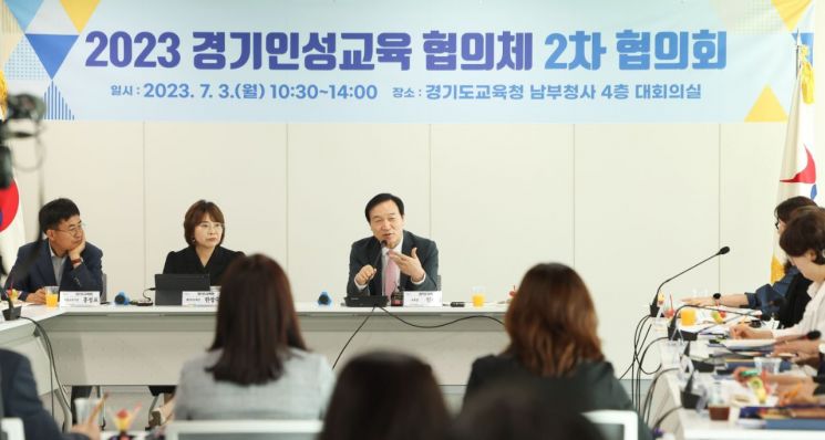 임태희 경기도교육감이 3일 광교청사에서 열린 '경기인성교육 협의체 2차 협의회'에서 인성교육의 중요성에 대해 이야기하고 있다.