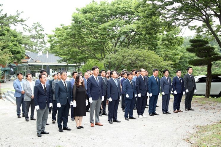 제9대 의회 개원 1주년을 맞아 충혼탑 참배를 하고 있다. [사진제공=무안군의회]