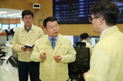 윤석대 한국수자원공사 사장(가운데)이 3일 본사 물관리 종합상황실을 찾아 댐 수위 현황 등을 살피고, 장마 대비 준비현황과 수문 방류 상황, 향후 대응계획 등을 점검했다.
