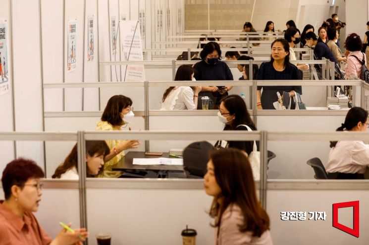 지난 3일 서울 동대문디자인플라자에서 열린 '2023 서울 우먼업 페어'에 참가한 여성들이 취업컨설팅을 받고 있다. 사진=강진형 기자aymsdream@