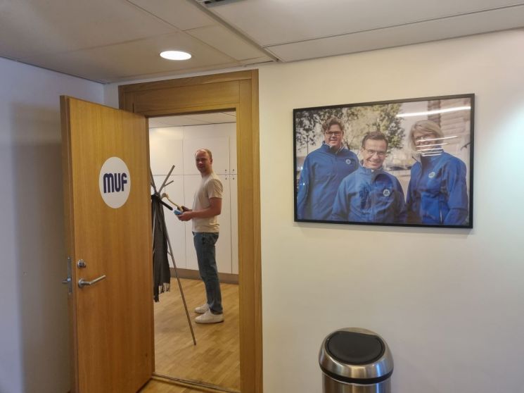 사진=온건당 청년정치연합(MUF) 사무실 문 옆에 현 총리인 울프 크리스테르손(가운데) 사진이 걸려있다. 울프 크리스테르손 총리도 1988년부터 1992년까지 MUF 의장을 역임했다. 스웨덴에서는 청소년 시절부터 정치에 입문하고, 청년위원회 활동을 거쳐 기초의원-국회의원-상임위원장-장관-당대표-총리 등을 지낸다.