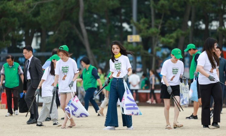 김건희 여사, 강릉 경포해변 환경정화 활동…시장도 방문