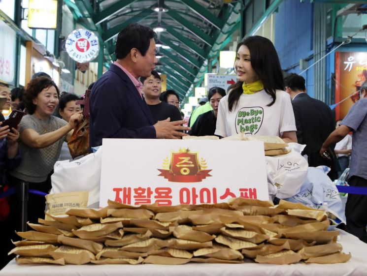 김건희 여사, 강릉 경포해변 환경정화 활동…시장도 방문