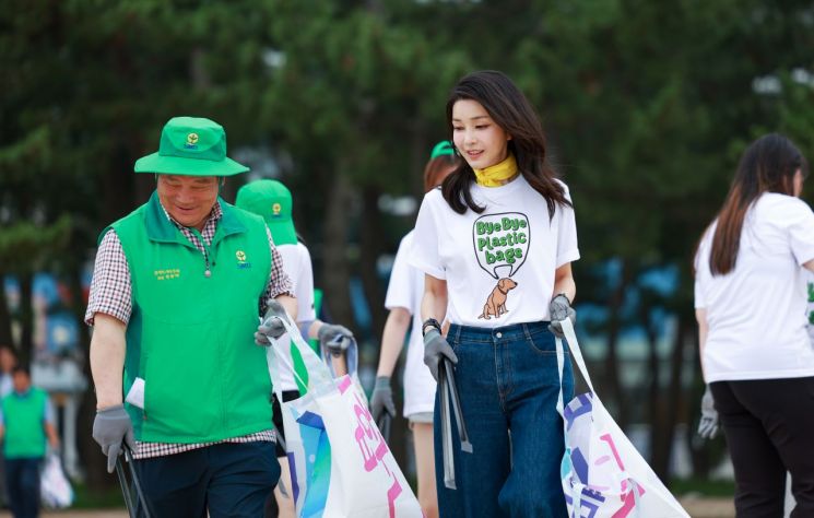 김건희 여사가 3일 오후 강원 강릉시 경포해수욕장에서 새마을회 관계자 및 대학생 자원봉사자들과 함께 쓰레기 및 폐플라스틱 등을 줍는 해변정화 활동을 하고 있다.(사진제공=대통령실) [이미지출처=연합뉴스]