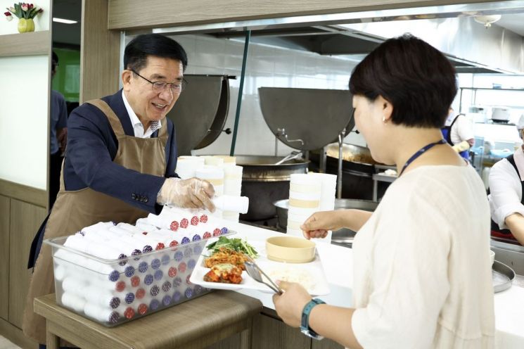 문헌일 구로구청장이 구내 식당에서 직원들에게 간식을 나누어주고 있다.