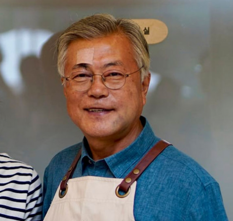 文, 이마 반창고 붙이고 턱 주위 멍들고…왜?