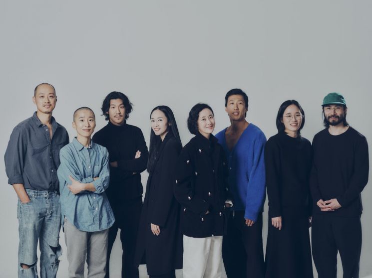 Group photo of the contemporary dance performance "Body Does Body." <br>[Photo by Sejong Center for the Performing Arts]