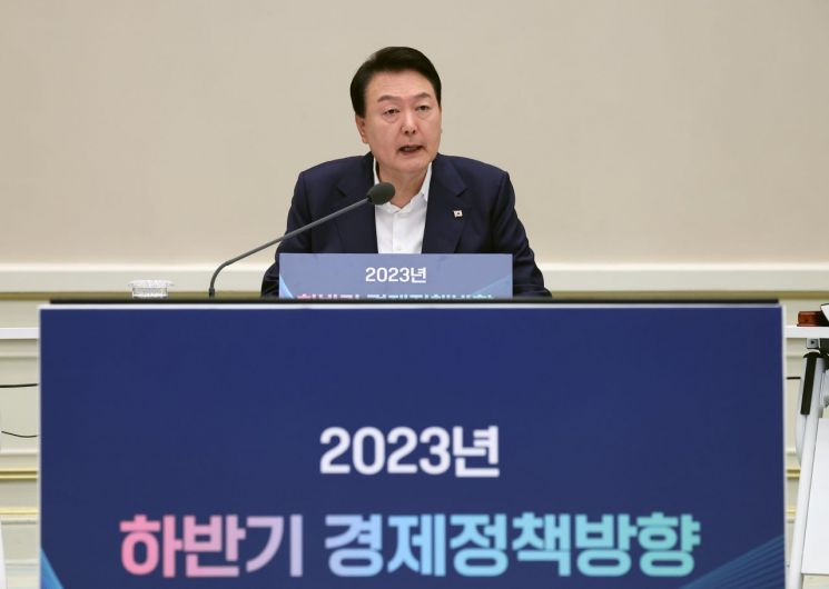 윤석열 대통령이 4일 청와대 영빈관에서 열린 2023년 하반기 경제정책 방향에 관한 제18차 비상경제민생회의에서 발언하고 있다. [사진=연합뉴스]
