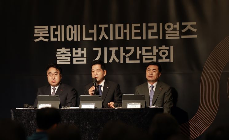 김연섭 롯데에너지머티리얼즈 대표(가운데)가 4일 서울 송파구 한 호텔에서 열린 간담회에서 취재진 질문에 답하고 있다. [사진제공=롯데에너지머티리얼즈]