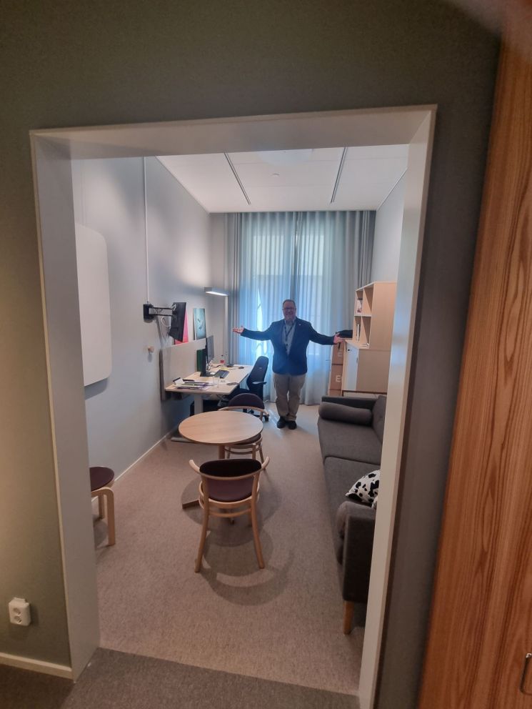 사진=사민당의 올레 토렐(Olle thorell) 의원이 본인의 의원실에서 두 팔을 뻗어 환대하고 있다. 국회의원 선거에서 5번이나 당선된 5선 의원이지만, 전화를 받는 것부터 일정 챙기기, 방문 손님 맞이하기, 안내하기까지 모두 혼자 담당한다.