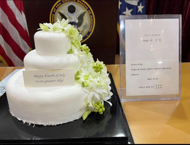 윤석열 대통령이 미국 독립기념일을 맞아 주한 미국대사관에 보낸 축하 케이크./주한 미국대사관 트위터