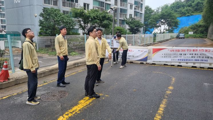 오병권 경기도 행정1부지사가 4일 집중호우가 예고된 가운데 급경사지를 찾아 현장을 점검하고 있다.