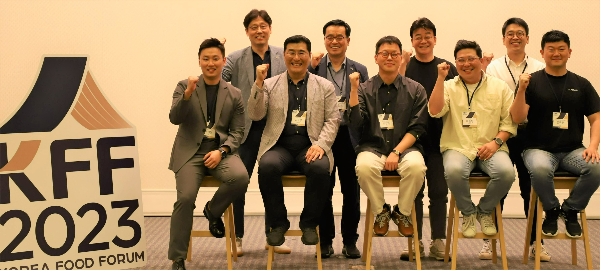 4일 서울 필동 CJ인재원에서 열린 '코리아 푸드 포럼 2023'에서 CJ제일제당 주요 경영진, 한국농업기술진흥원장, 백종원 대표, 스타트업 대표들이 함께 기념사진을 촬영하고 있다. (오른쪽 위쪽부터 이선호 CJ제일제당 식품성장추진실장, 백종원 더본코리아 대표, 안호근 농진원장, 김상익 CJ제일제당 식품한국총괄)[사진제공=CJ제일제당]