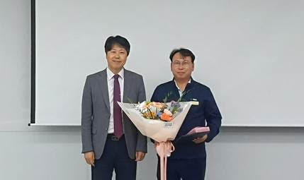 지난 3일 김홍섭 고용노동부 강원지청장(왼쪽)과 권순우 휴젤 부사장이 ‘산업재해예방 고용노동부장관 표창’을 수상하고 기념 촬영을 하고 있다. [사진제공=휴젤]