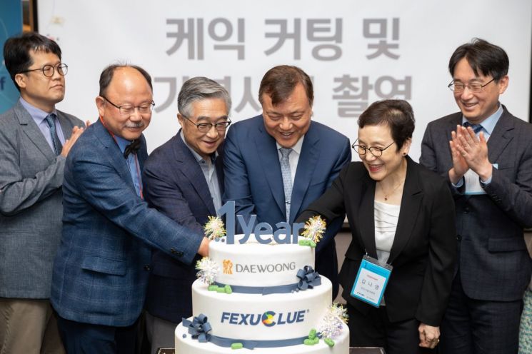 펙수클루 출시 1주년을 맞아 열린 펙수클루 위크에서 케익 커팅식이 진행되고 있다. 왼쪽부터 단국대병원 신현덕·중앙대병원 김재규·강남세브란스병원 박효진·서울성모병원 최명규·분당서울대병원 김나영·한양대구리병원 박찬혁 교수. [사진제공=대웅제약]