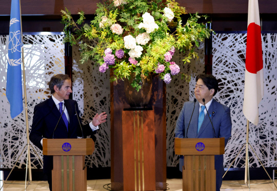 햐이시 요시마사(오른쪽) 일본 외무상과 라파엘 그로시 국제원자력기구(IAEA) 사무총장이 4일 일본 도쿄에서 공동 기자회견을 열고 있다.
