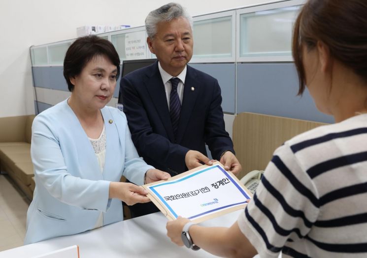 더불어민주당 소속 정춘숙 정책수석부대표(왼쪽)와 홍성국 원내대변인이 4일 오전 서울 여의도 국회 의안과에 국민의힘 김기현 대표 징계안을 제출하고 있다. [이미지출처=연합뉴스]