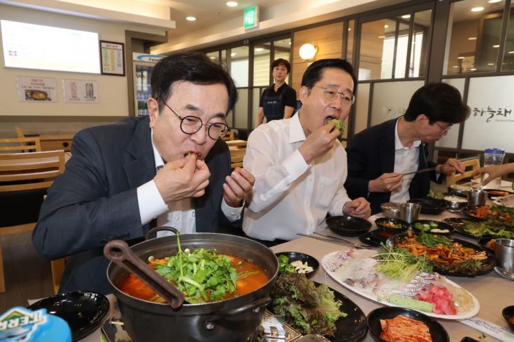 국회 교육위원회 여당 간사인 국민의힘 이태규 의원, 서병수 의원, 조경태 의원 등 위원들이 4일 오후 일본 후쿠시마 오염수 방류 문제로 상권이 침체된 서울 동작구 노량진수산시장을 방문, 오찬 자리에서 회를 먹고 있다. 사진제공=연합뉴스