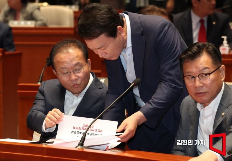 윤재옥 국민의힘 원내대표가 5일 국회에서 열린 긴급의원총회에서 성일종 우리바다 지키기 검증 TF 위원장과 대화하고 있다. 사진=김현민 기자 kimhyun81@