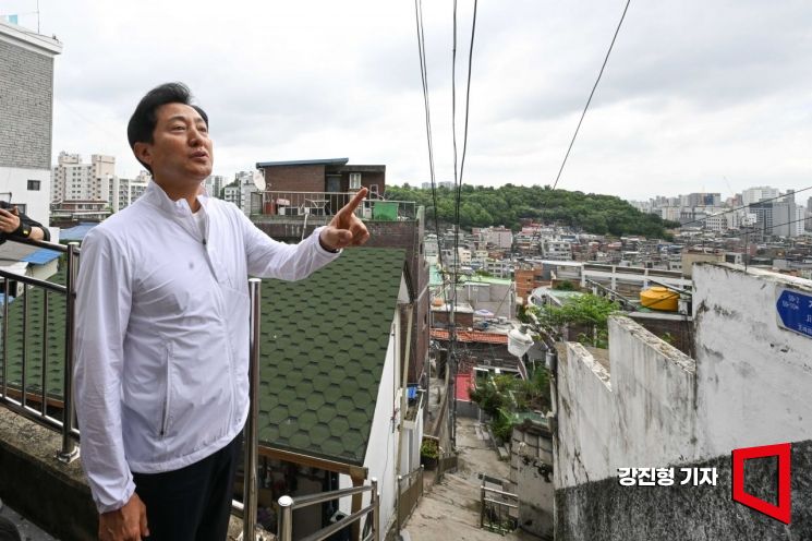 오세훈 서울시장이 5일 서울 창신ㆍ숭인 신속통합기획 재개발 후보지를 둘러보고 있다. 사진=강진형 기자aymsdream@