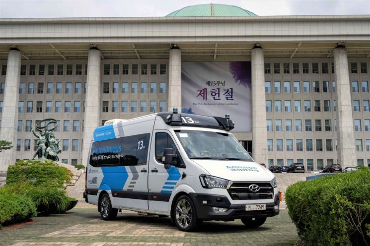 현대차 쏠라티 차량 기반의 '자율주행 로보셔틀' 차량[사진=현대차]