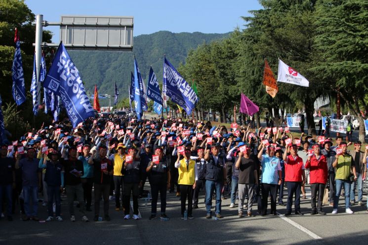 민주노총 경남본부가 창원시청 앞 도로에서 총파업 승리 결의대회를 하고 있다. [사진=이세령 기자]