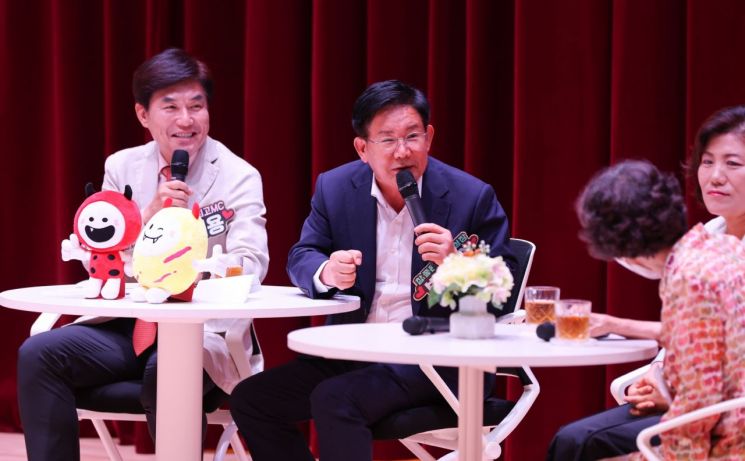 박강수 마포구청장(가운데)가 이재용 아나운서(왼쪽)가 진행한 효도밥상 관계자들과 토크쇼에서 대화를 나누고 있다.
