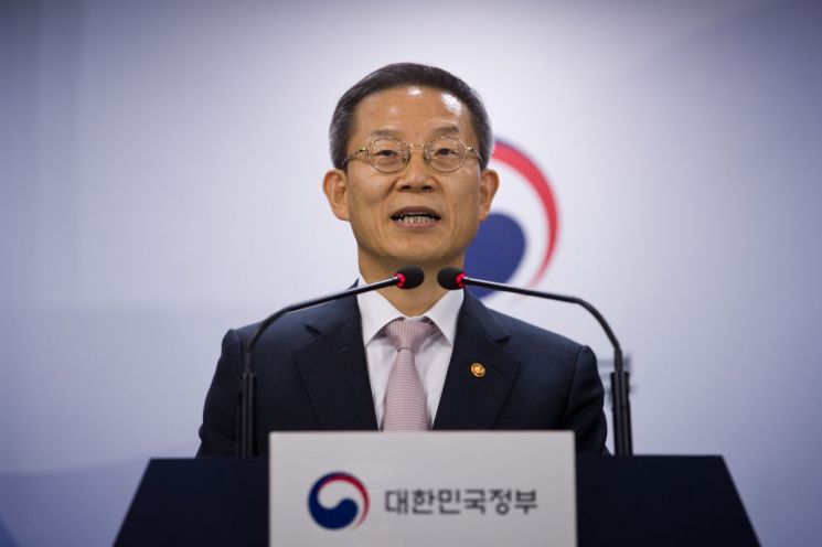 이종호 과학기술정보통신부 장관이 6일 오후 서울 종로구 정부서울청사 본관 브리핑룸에서 '통신시장 경쟁촉진 방안' 관련 브리핑을 하고 있다. [사진제공=과학기술정보통신부]