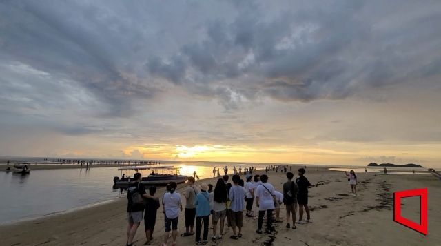 노랑풍선 꿈 만들기 프로젝트 참가자들이 코타키나발루 까왕 해변에서 일몰을 감상하고 있다.[사진제공=노랑풍선]