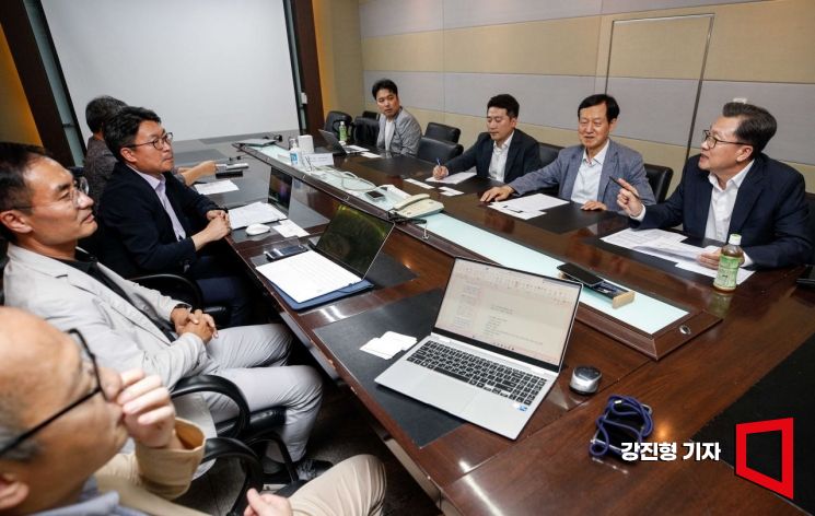6일 서울 중구 아시아경제 대회의실에서 열린 '아시아경제 채텀하우스 좌담회'에서 첨석자들이 의견을 나누고 있다. 사진=강진형 기자aymsdream@