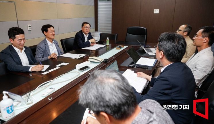 지난 6일 서울 중구 아시아경제 대회의실에서 열린 '아시아경제 채텀하우스 좌담회'에서 첨석자들이 의견을 나누고 있다. (시계방향으로 맨 왼쪽부터) 이규석 한국경제연구원 경제연구실 부연구위원, 송기창 숙명여대 교육학부 명예교수, 임성호 종로아카데미(종로학원) 대표이사, 이용길 인하대학교 산학융합본부 부단장(에너지자원공학과 교수), 홍성민 과학기술정책원 과학기술인재정책연구센터장, 조영주 아시아경제 정치사회 매니징에디터. 사진=강진형 기자aymsdream@