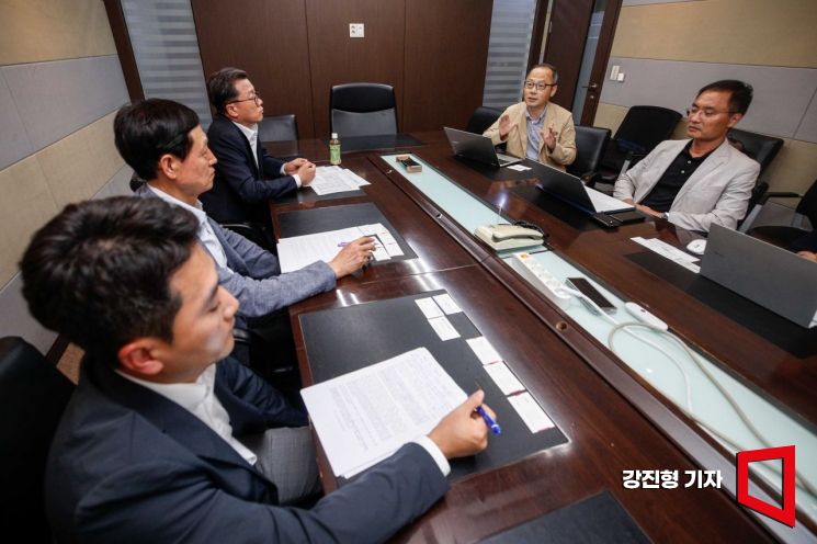 지난 6일 서울 중구 아시아경제 대회의실에서 열린 '아시아경제 채텀하우스 좌담회'에서 첨석자들이 의견을 나누고 있다. (시계방향으로 맨 왼쪽부터) 이규석 한국경제연구원 경제연구실 부연구위원, 송기창 숙명여대 교육학부 명예교수, 임성호 종로아카데미(종로학원) 대표이사, 이용길 인하대학교 산학융합본부 부단장(에너지자원공학과 교수), 홍성민 과학기술정책원 과학기술인재정책연구센터장, 조영주 아시아경제 정치사회 매니징에디터. 사진=강진형 기자aymsdream@